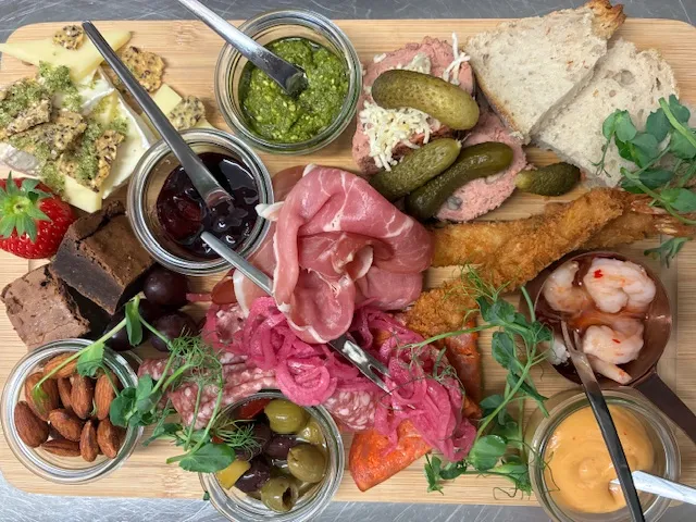 Aften Deluxe Tapas bræt - MANDAG -TIRSDAG - ONSDAG