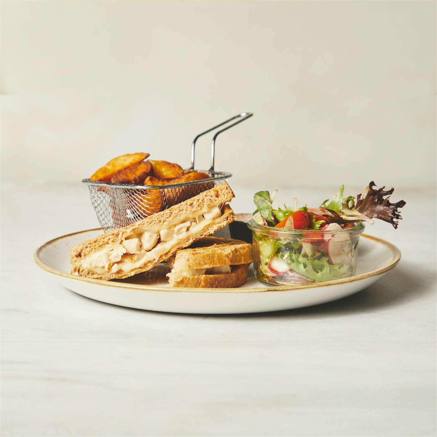 Sprød toast – med salat & krydrede kartoffelbåde